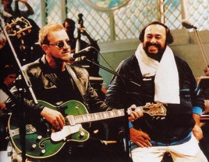 Bono y Pavarotti grabando la canción Miss Sarajevo